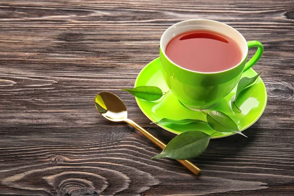 Xícara de chá na mesa de madeira — Fotografia de Stock