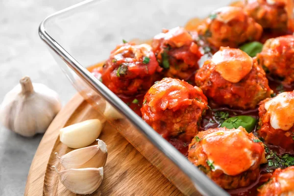 Turkije meatballs in glazen braadpan schotel — Stockfoto