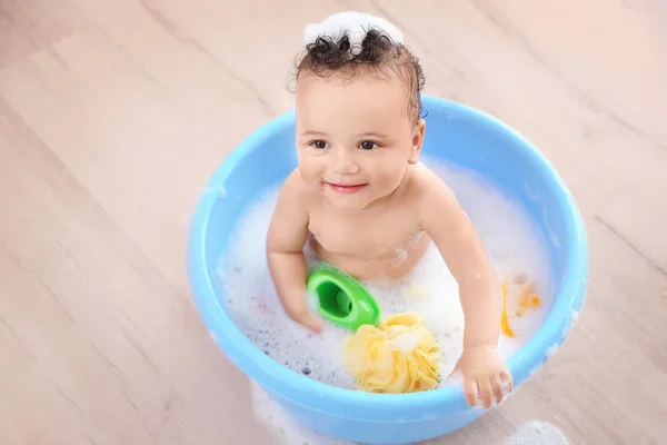 Маленький ребенок моется в ванне дома — стоковое фото