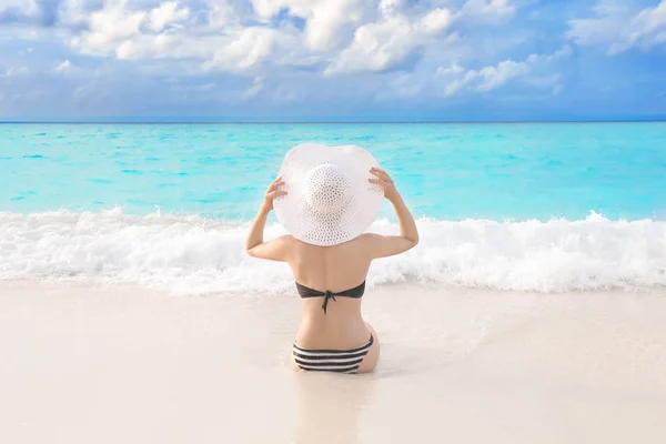 Mooie jonge vrouw op zee strand in het resort — Stockfoto