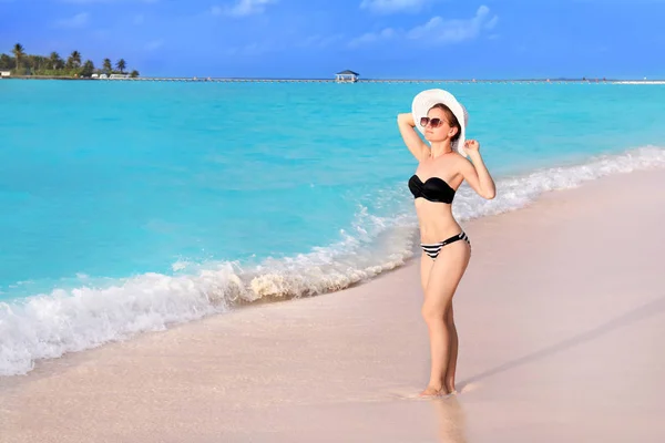 Bella giovane donna sulla spiaggia sul mare al resort — Foto Stock