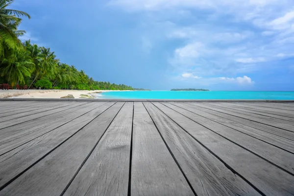 View of tropical beach from wooden pontoon on summer day — Stock Photo, Image