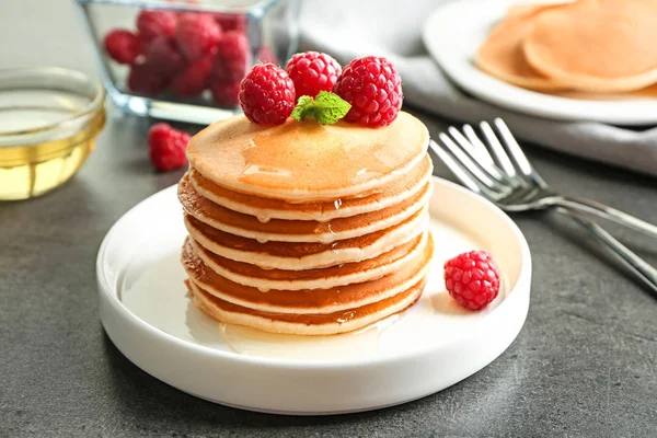 Piring dengan pancake lezat di atas meja — Stok Foto