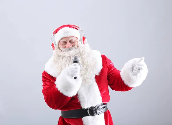 Santa Claus cantando canciones de Navidad —  Fotos de Stock