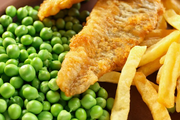 Sabroso pescado frito y patatas fritas — Foto de Stock