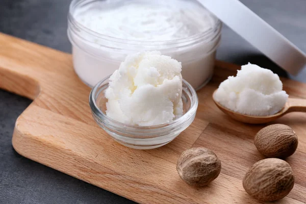 Wooden board with shea butter and cream — Stock Photo, Image