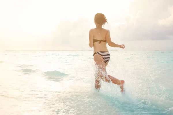 A sea beach Resort a gyönyörű fiatal nő — Stock Fotó