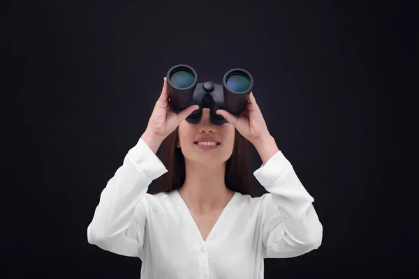 Bela jovem mulher com binocular — Fotografia de Stock