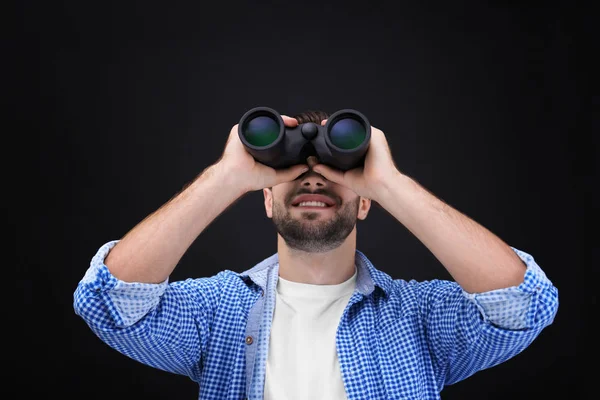 Schöner junger Mann mit Fernglas — Stockfoto