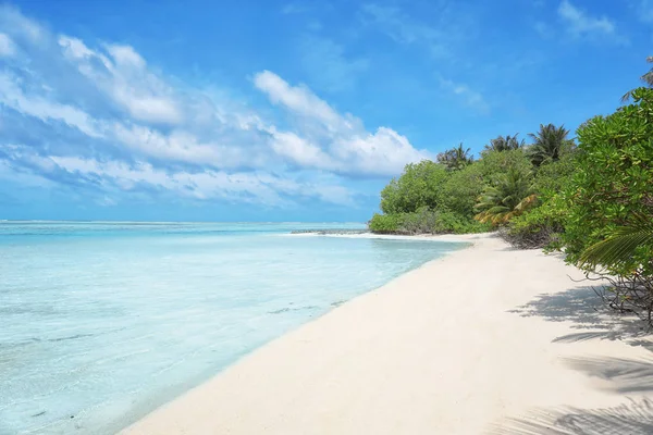 Tengeri üdülőhely gyönyörű trópusi tengerpart — Stock Fotó