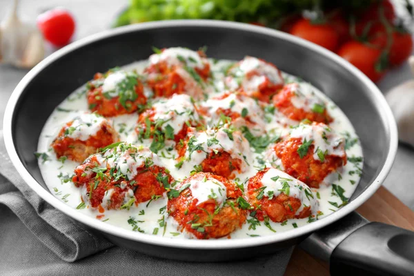 Pfanne mit leckeren Putenfrikadellen — Stockfoto