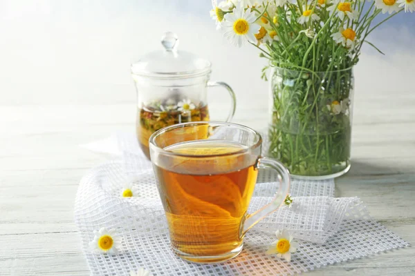 Copo com chá de camomila saboroso — Fotografia de Stock