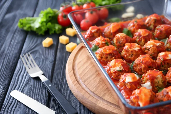 Turkije meatballs in glazen braadpan schotel — Stockfoto