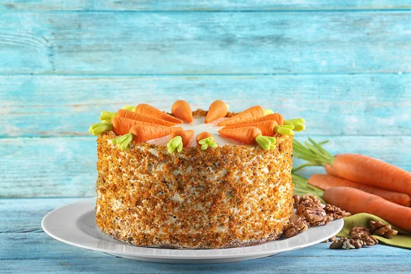 Prato com delicioso bolo de cenoura — Fotografia de Stock