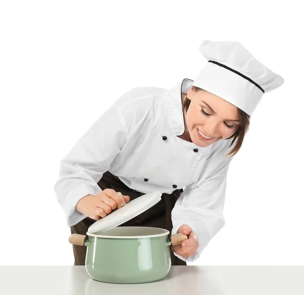 Vrouwelijke chef-kok met steelpan op witte achtergrond — Stockfoto