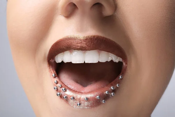 ริมฝีปากของหญิงสาวสวย — ภาพถ่ายสต็อก
