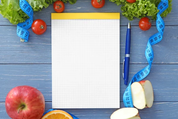 Notebook em branco na mesa de madeira — Fotografia de Stock