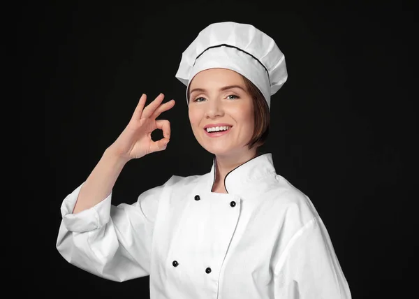 Chef feminino em fundo escuro — Fotografia de Stock