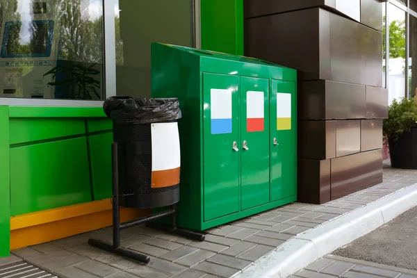 Papeleras de reciclaje para diferentes tipos de basura al aire libre. Concepto de protección medioambiental —  Fotos de Stock