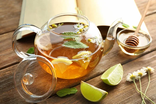 Tetera con té de manzanilla y miel con cazo —  Fotos de Stock