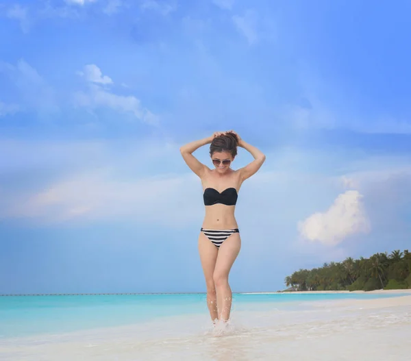 Hermosa mujer joven en la playa de mar en el complejo — Foto de Stock