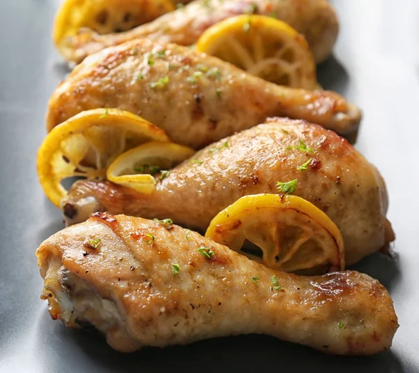 Chicken Drumsticks mit Zitrone auf Teller — Stockfoto