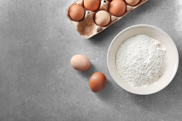 Bol avec farine blanche et oeufs — Photo