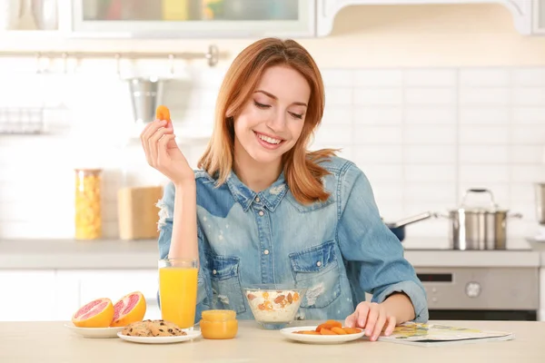 Junge Frau frühstückt — Stockfoto