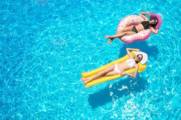 Frauen mit aufblasbarem Donut und Matratze — Stockfoto