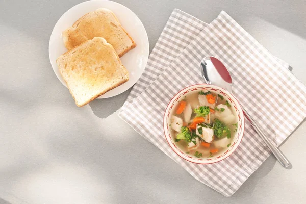 Bowl dengan sup ayam buatan sendiri di atas meja — Stok Foto