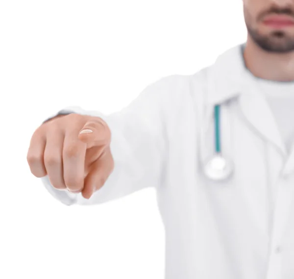 Junger Arzt mit virtuellem Bildschirm, auf weißem Hintergrund — Stockfoto
