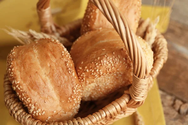Proutěný koš s výborný chléb — Stock fotografie