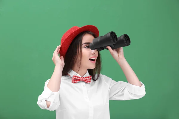 Hermosa joven con binocular —  Fotos de Stock