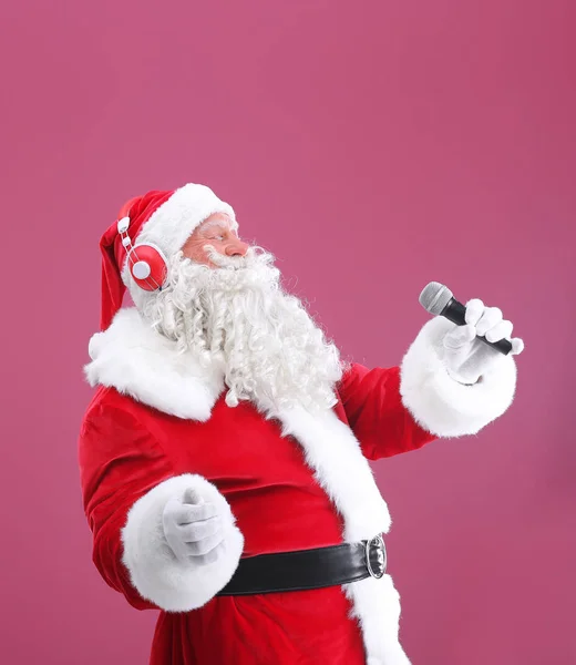 Santa Claus cantando canciones de Navidad —  Fotos de Stock