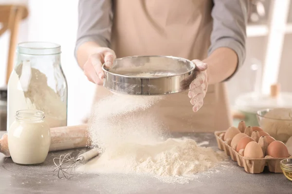 Chef macht Teig — Stockfoto