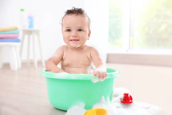 Маленький ребенок моется в ванне дома — стоковое фото