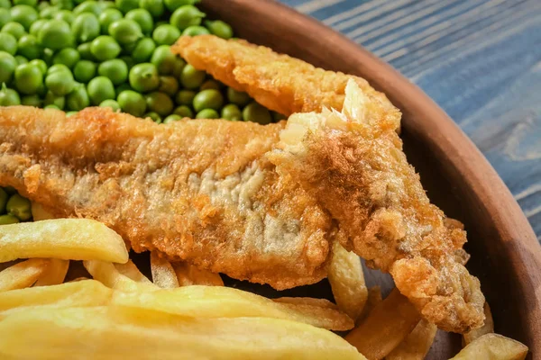 Tabak kızarmış balık ve patates kızartması 