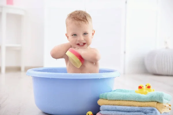 Μικρό αγοράκι πλύσιμο στη λεκάνη μπάνιο στο σπίτι — Φωτογραφία Αρχείου