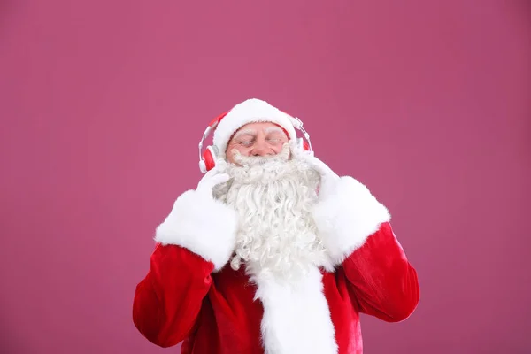 Santa claus luisteren naar muziek — Stockfoto