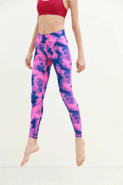 Vrouw in mooie yoga broek — Stockfoto