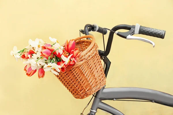 Vélo avec panier de belles fleurs — Photo