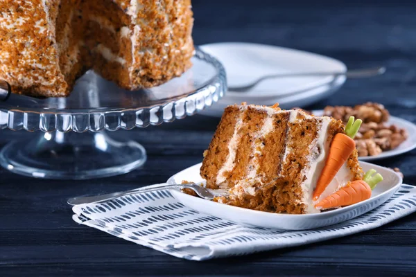 Plate with piece of delicious carrot cake — Stock Photo, Image