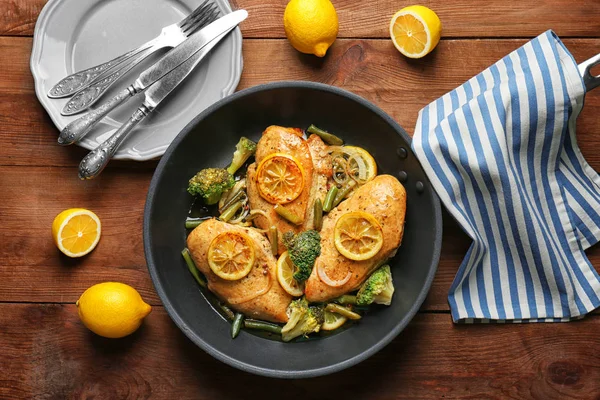 Délicieux poulet aux légumes dans une poêle — Photo