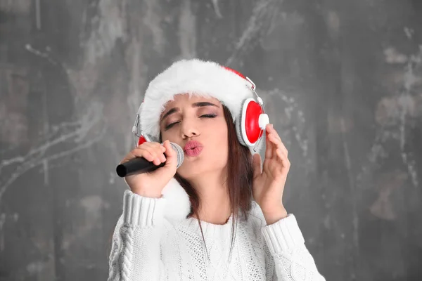 Hermosa joven en sombrero de santa —  Fotos de Stock