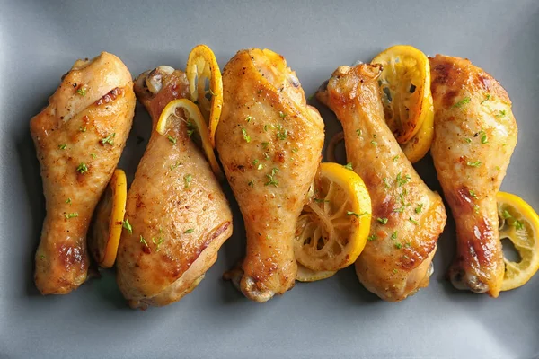 Μπούτια κοτόπουλου με λεμόνι στο πιάτο — Φωτογραφία Αρχείου