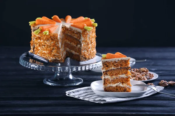 Delicioso bolo de cenoura fatiado — Fotografia de Stock