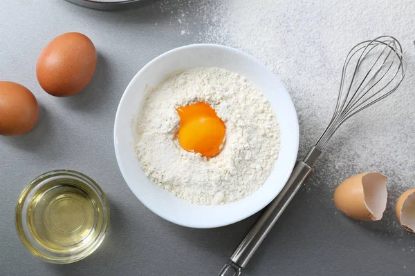 Борошно з яйцем в мисці і віночком — стокове фото