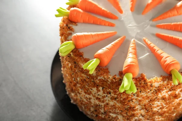 Plate with delicious carrot cake — Stock Photo, Image