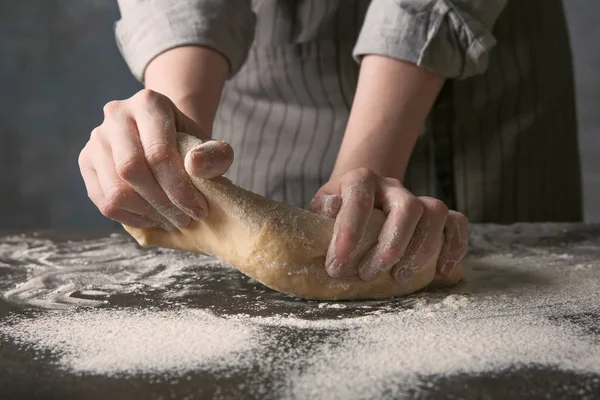 Giovane donna impasto pasta — Foto Stock