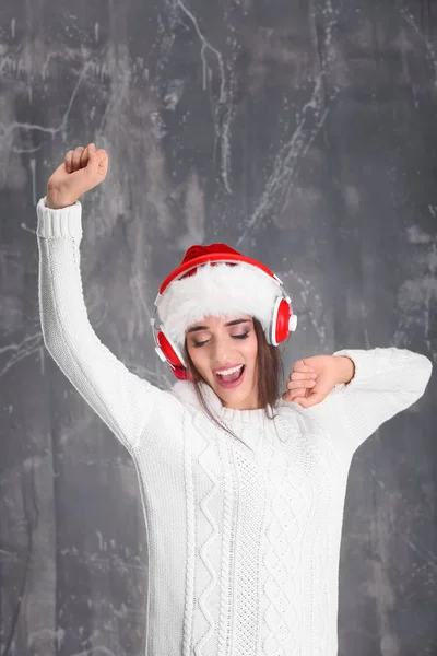 Hermosa joven en sombrero de santa —  Fotos de Stock